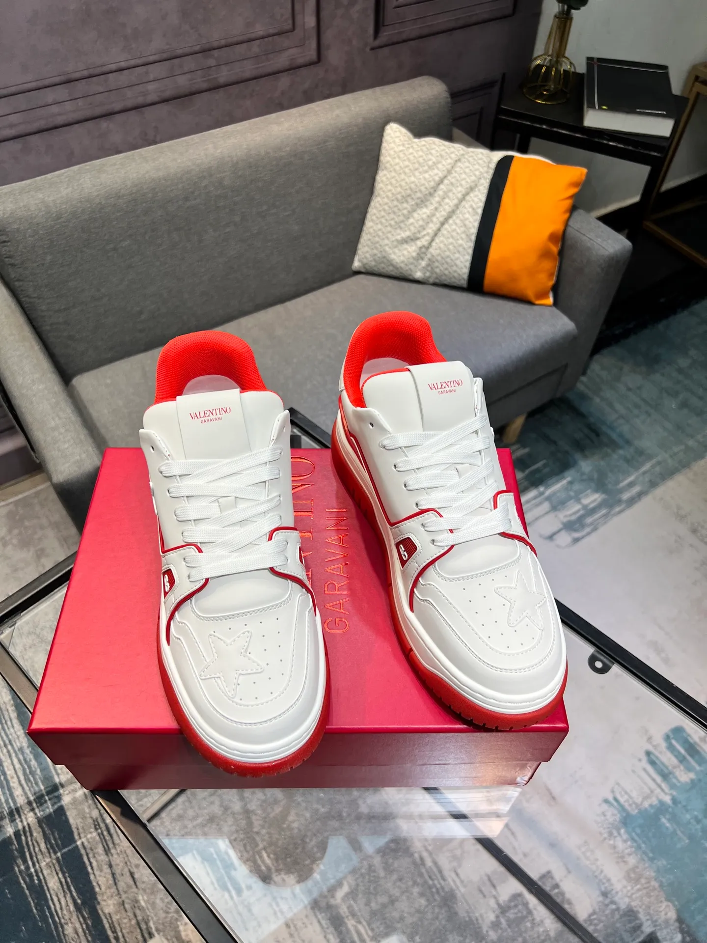 Men's Men's Shoes 💰660 Valentino 2023 early autumn new star shoes are now online! Wang Hedi and Ren Jialun have been worn by many celebrities. Who can refuse the same couple shoes as Wang Hedi! The design of Stars Stab My Heart is cool and spicy. The material of the shoes is cowhide, and every color is beautiful! Size 35-40, men’s size 39-44 (women’s 41, men’s 38, 45🉑️customized)